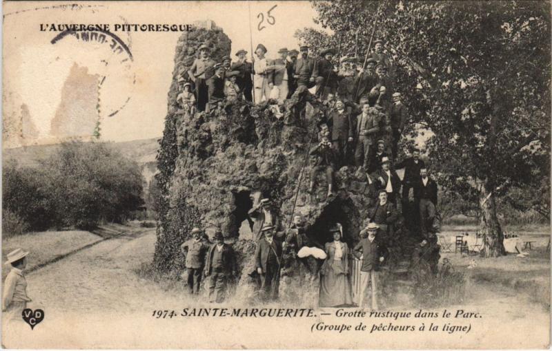 Carte postale ancienne Sainte-Marguerite Grotte Rustique dans le Parc - Pecheurs