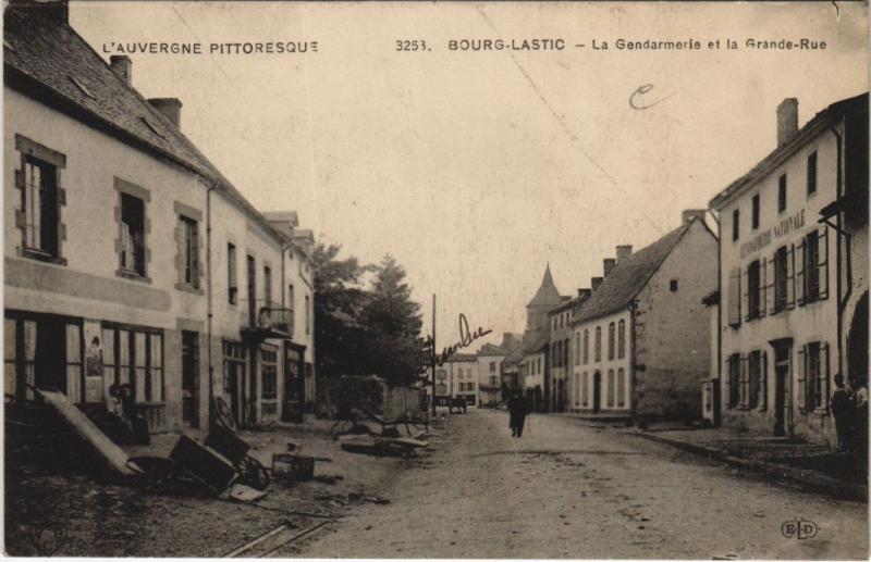 Carte postale ancienne Bourg-Lastic La Gendarmerie et la Grande-Rue à Bourg-Lastic