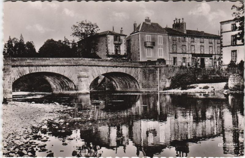 Carte postale ancienne Pontgibaud Pont sur la Sioule à Pontgibaud