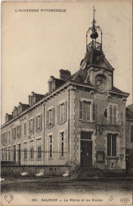 Carte postale ancienne Saurier La Mairie et les Ecoles à Saurier