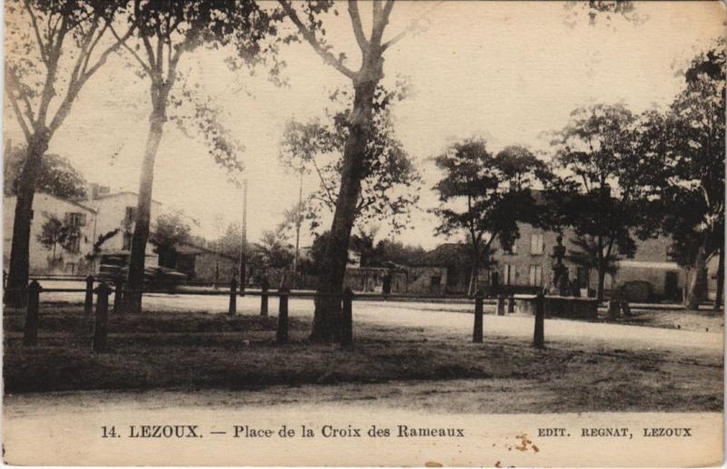 Carte postale ancienne Lezoux Place de la Croix des Rameaux à Lezoux