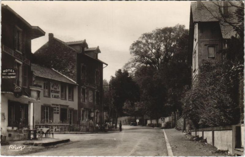 Carte postale ancienne Theix Route de Mont-Dore - Les Hotels et le Bureau de Tabac à Mont-Dore