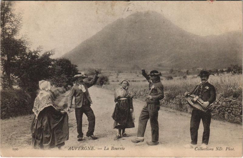 Carte postale ancienne Auvergne - La Bourree