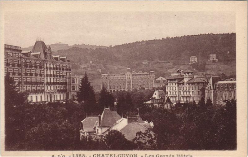 Carte postale ancienne Chatel-Guyon Les Grands Hotels