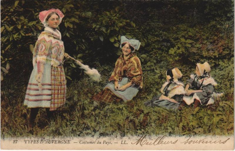 Carte postale ancienne Types d'Auvergne - Costumes du Pays