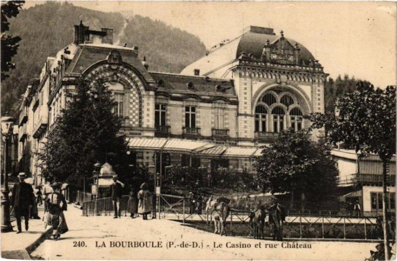 Carte postale ancienne La Bourboule (P.-de-D.) - Le Casino et rue Chateau à La Bourboule