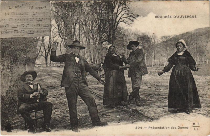 Carte postale ancienne Bourre d'Auvergne - Presentation des Dames - Folklore