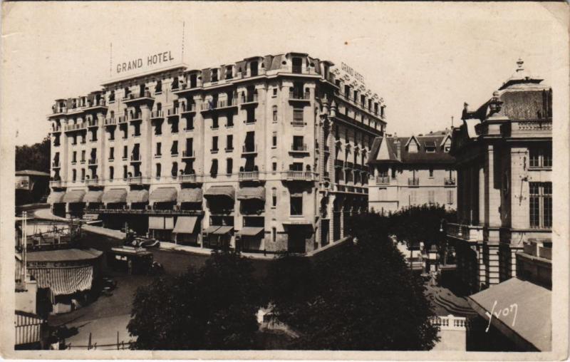 Carte postale ancienne Chatel-Guyon Grand Hotel et Theatre du Casino