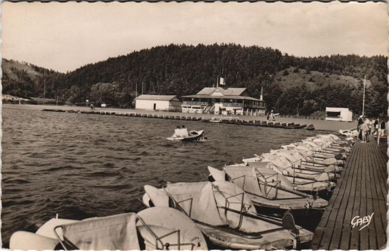 Carte postale ancienne Murols Le Lac Chambon pres Murols - La Plage et les Pedalos à Murol