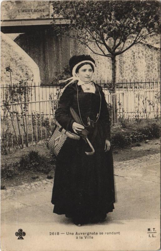 Carte postale ancienne Une Auvergnate se Rendant a la Ville
