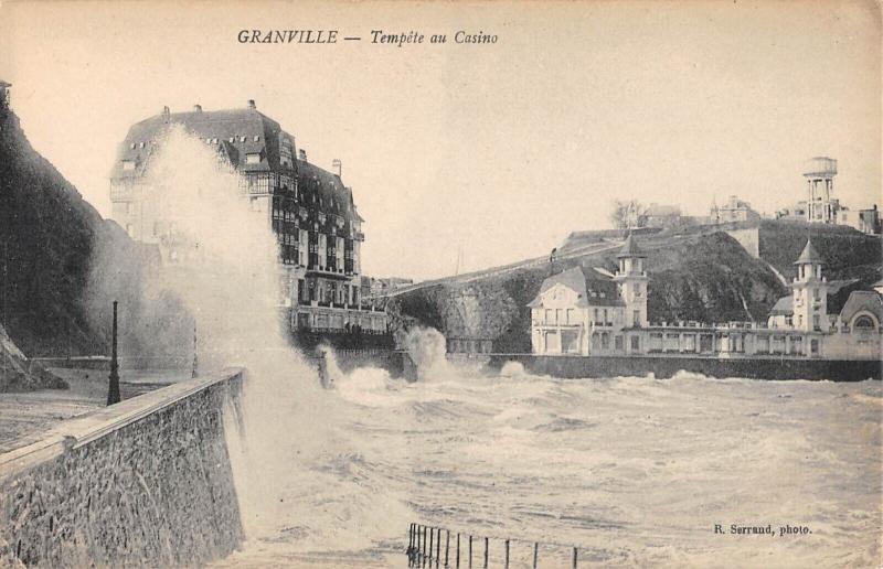 Carte postale ancienne Granville - Tempete Au Casino à Granville