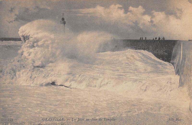 Carte postale ancienne Granville - La Jetee Un Jour De Tempete à Granville