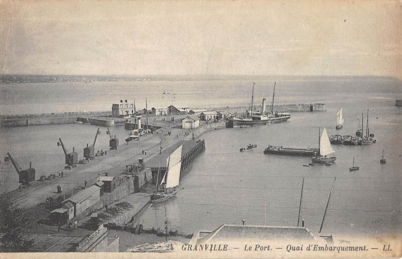 Carte postale ancienne Granville - Le Port - Quai D'Embarquement à Granville