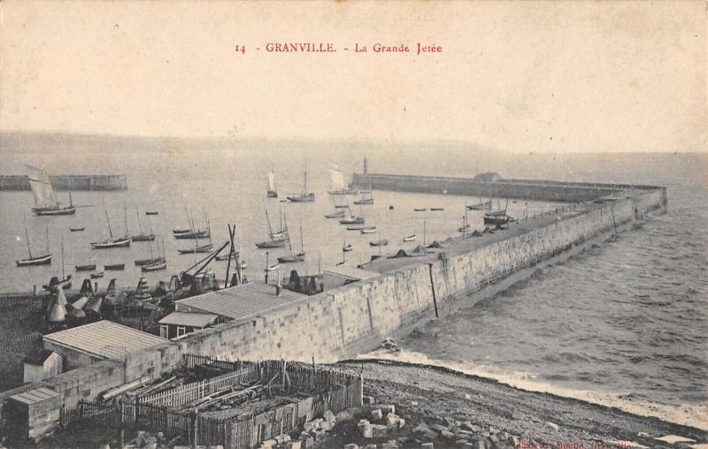 Carte postale ancienne Granville - La Grande Jetee à Granville