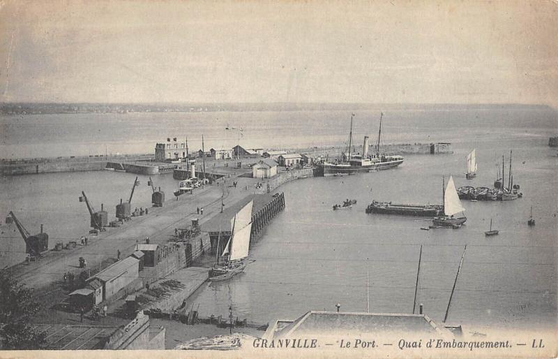 Carte postale ancienne Granville - Le Port - Quai D'Embarquement à Granville