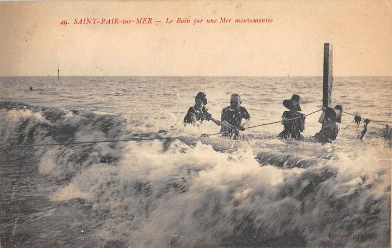 Carte postale ancienne Saint Pair  Sur Mer - Le Bain Par Une Mer Mouvementee à Saint-Pair-sur-Mer