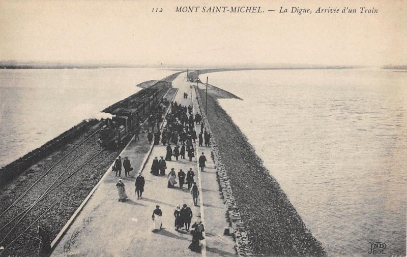 Carte postale ancienne Mont Saint Michel - La Digue - Arrivee Du Train