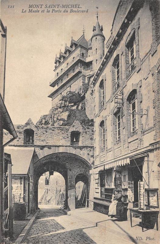 Carte postale ancienne Mont Saint Michel - Le Musee Et La Porte Du Boulevard
