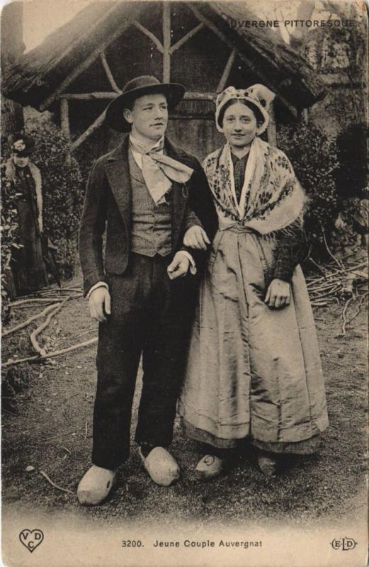 Carte postale ancienne Jeune Couple Auvergnat