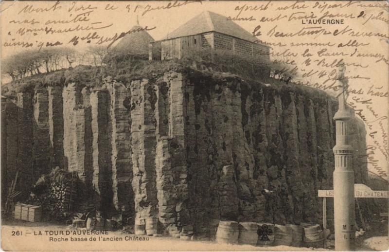 Carte postale ancienne La Tour-d'Auvergne Roche Basse de l'Ancien Chateau à La Tour-d'Auvergne