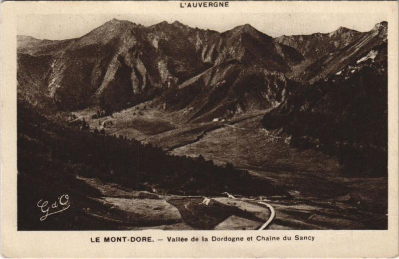 Carte postale ancienne Le Mont-Dore Vallee de la Dordogne et Chaine du Sancy à Mont-Dore