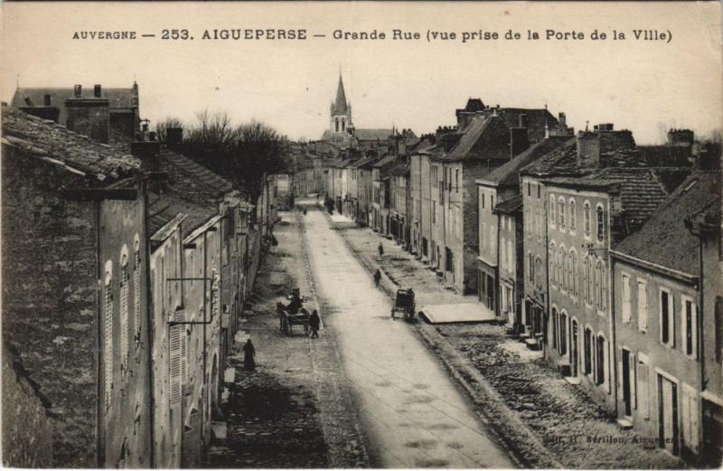 Carte postale ancienne Aigueperse Grande Rue à Aigueperse
