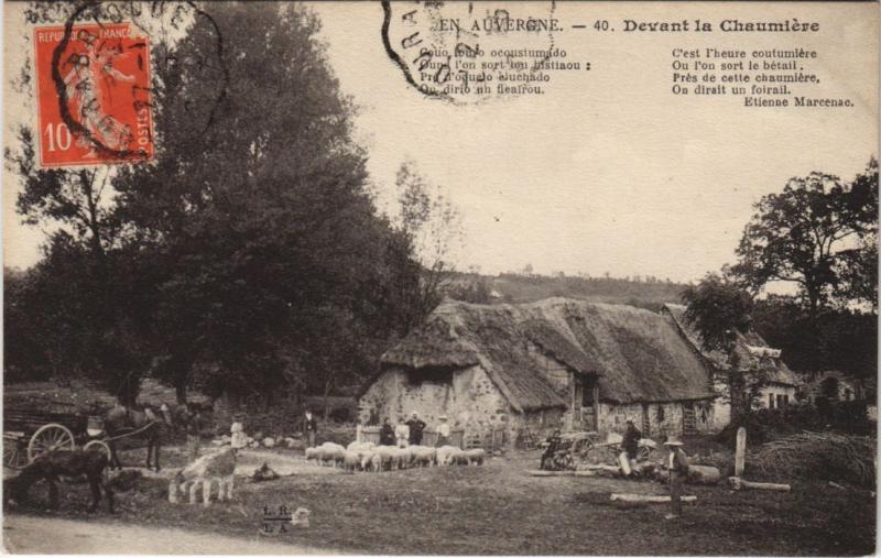 Carte postale ancienne En Auvergne - Devant la Chaumiere