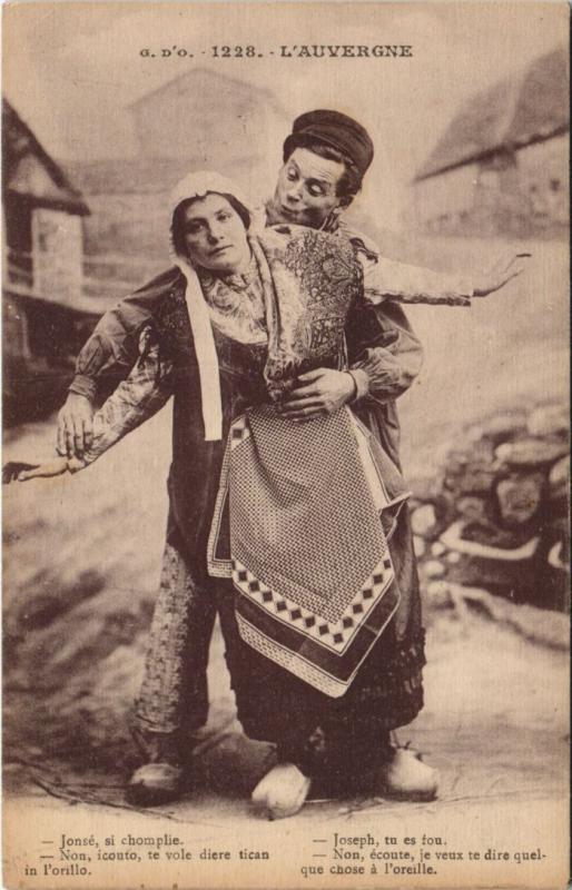 Carte postale ancienne L'Auvergne - Couple - Types