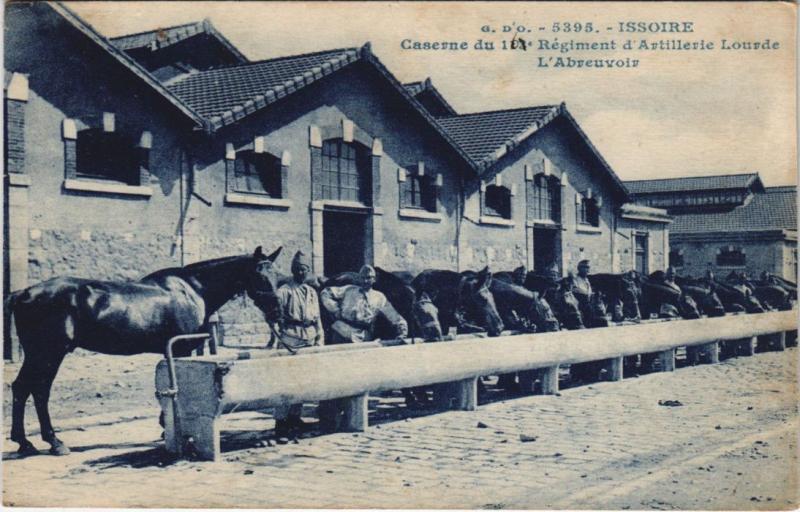 Carte postale ancienne Issoire Caserne à Issoire