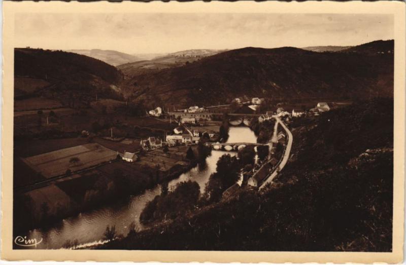 Carte postale ancienne Menat Le Pont de Menat à Menat