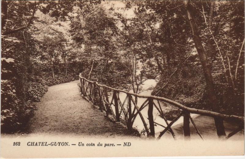 Carte postale ancienne Chatel-Guyon un coin du parc