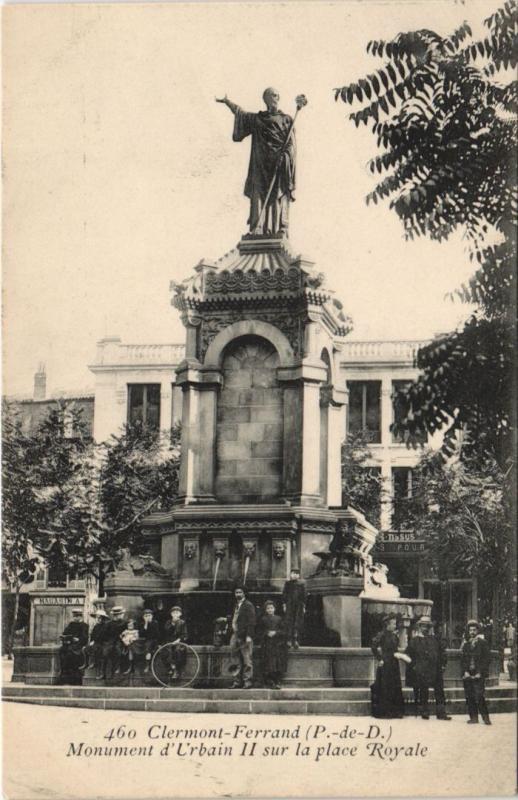 Carte postale ancienne Clermont-Ferrand Monument d'Urbain Ii sur la Place Royale à Clermont-Ferrand