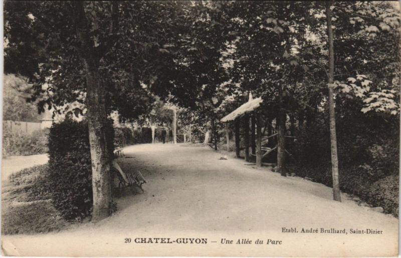 Carte postale ancienne Chatel-Guyon une allee du parc