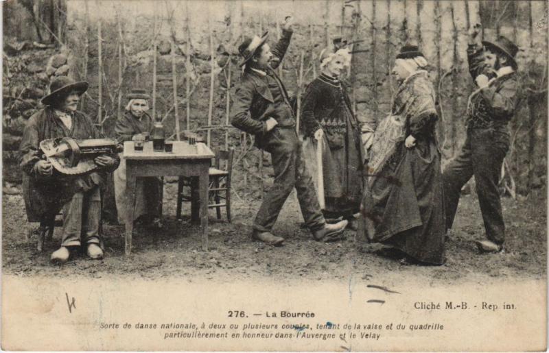 Carte postale ancienne La Bourree - Folklore