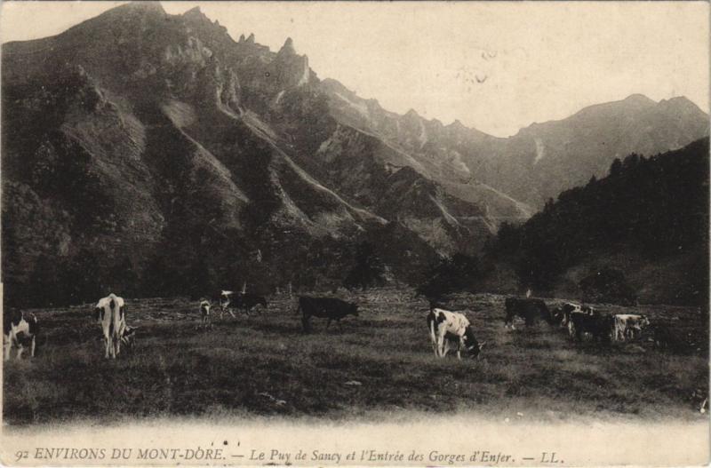 Carte postale ancienne Le Mont-Dore Env - Le Puy de Sancy et l'Entree des Gorges d'Enfer à Mont-Dore