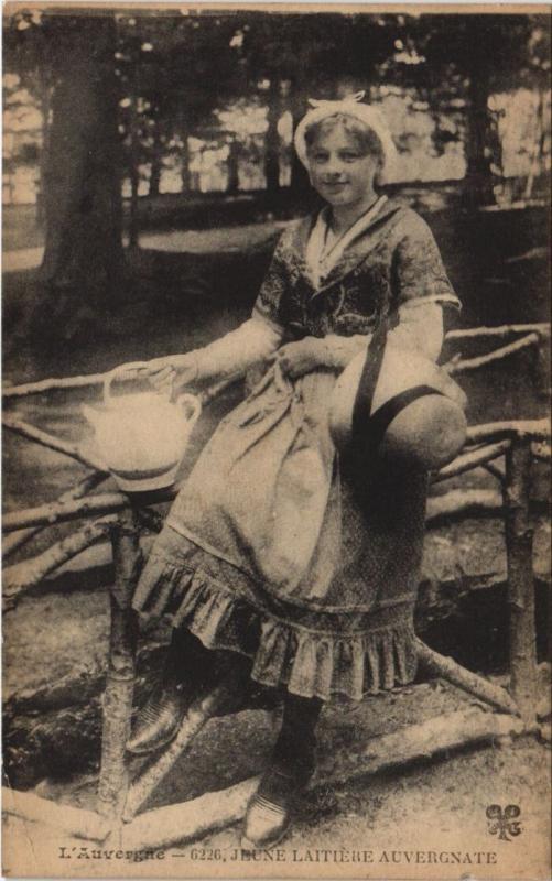Carte postale ancienne Jeune Laitiere Auvergnate