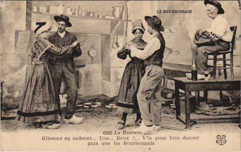 Carte postale ancienne Le Bourbonnais - La Bourree - Folklore
