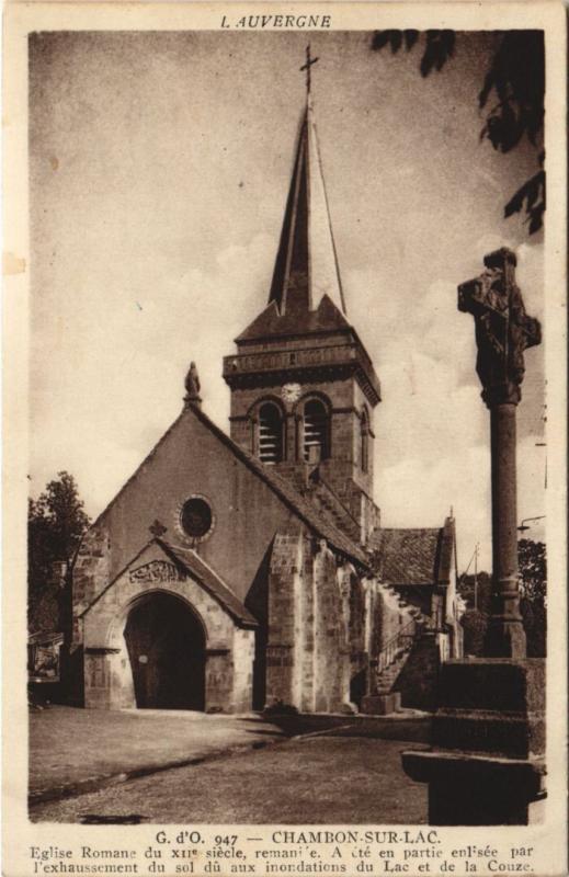 Carte postale ancienne Chambon-sur-Lac Eglise Romane à Chambon-sur-Lac