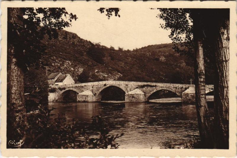 Carte postale ancienne Menat Le Pont de Menat à Menat