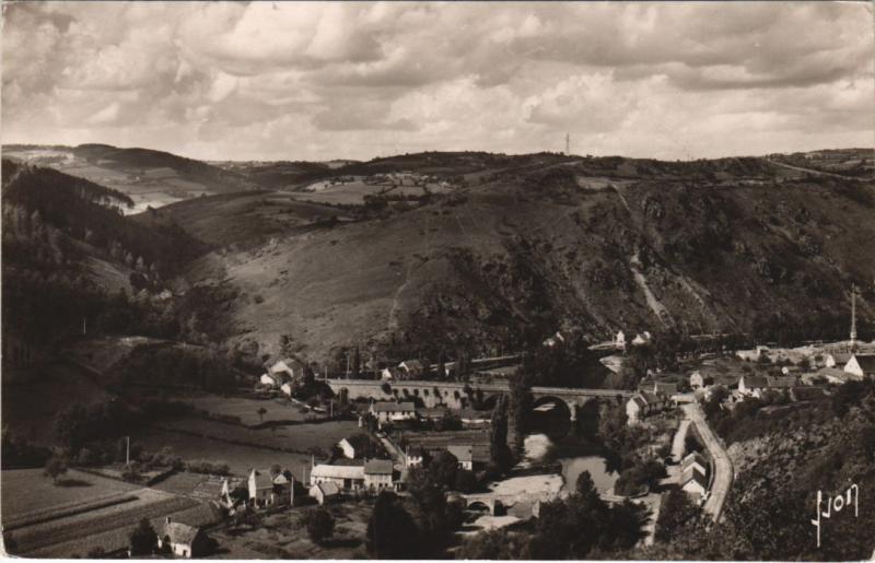 Carte postale ancienne Menat Le Pont de Menat à Menat