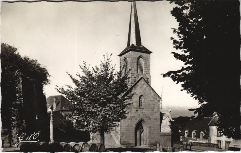 Carte postale ancienne La Tour-d'Auvergne Place de l'Eglise à La Tour-d'Auvergne