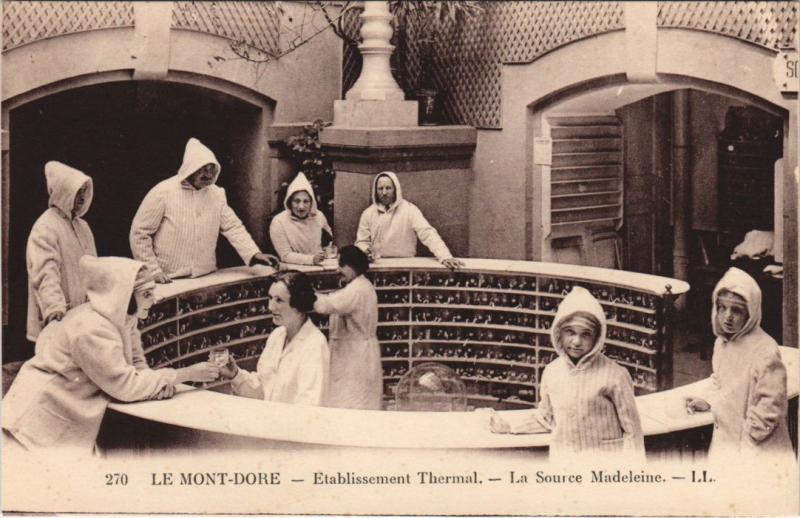Carte postale ancienne Le Mont-Dore Etablissement Thermal - La Source Madeleine à Mont-Dore