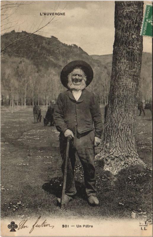 Carte postale ancienne L'Auvergne - Un Patre - Type