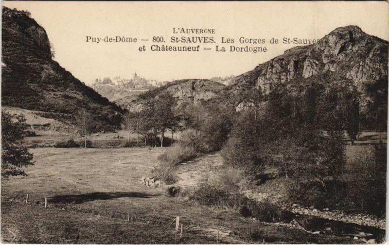 Carte postale ancienne Saint-Sauves-d'Auvergne Les Gorges de Saint-Sauves et Chateauneuf à Saint-Sauves-d'Auvergne