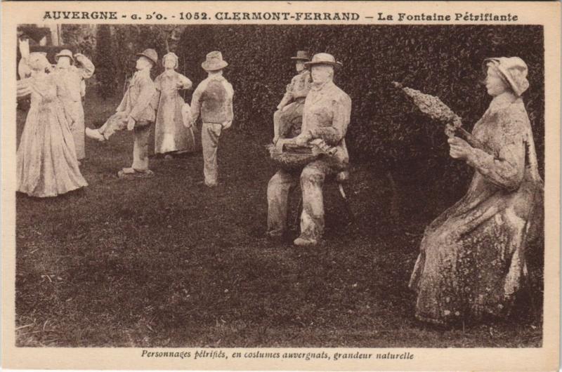 Carte postale ancienne Clermont Ferrand Fontaine Petrifiante à Clermont-Ferrand