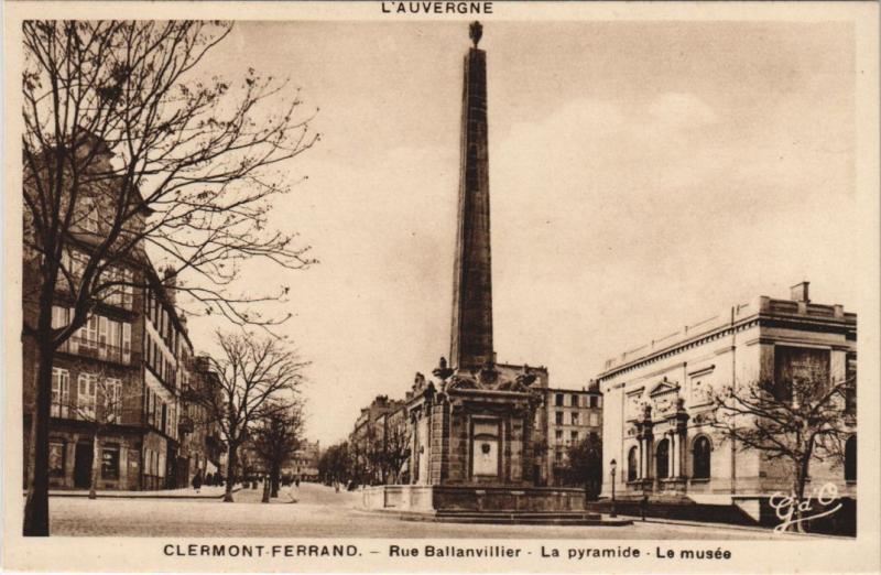 Carte postale ancienne Clermont-Ferrand Rue Ballanvillier - La Pyramide - Le Musee à Clermont-Ferrand