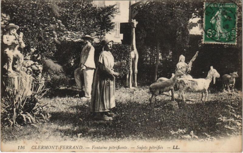 Carte postale ancienne Clermont Ferrand Fontaine Petrifiante à Clermont-Ferrand