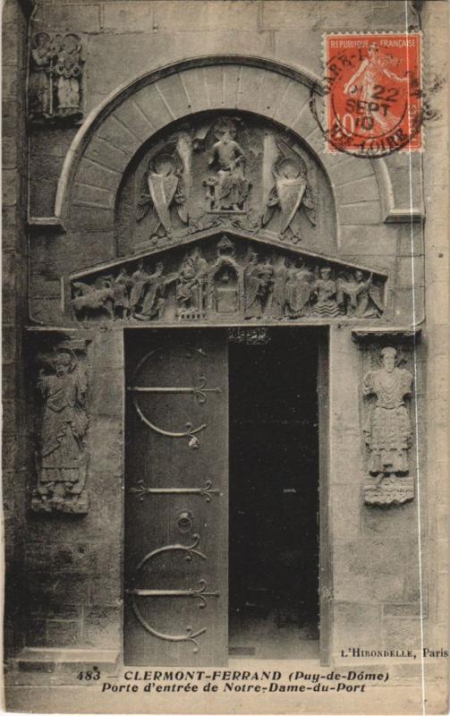 Carte postale ancienne Clermont Ferrand Porte d'entree de Notre Dame du Port à Clermont-Ferrand