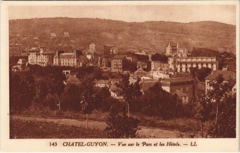 Carte postale ancienne Chatel-Guyon vue sur le Parc et les Hotels