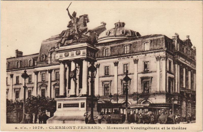 Carte postale ancienne Clermont Ferrand Statue de Vercingetorix et le Theatre à Clermont-Ferrand